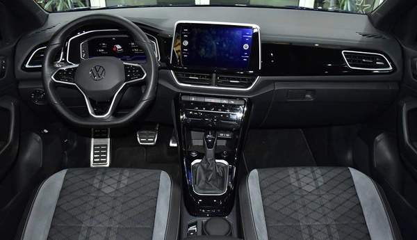 Volkswagen T-ROC R-Line ( 2023 Model ) in Blue Color GCC Specs