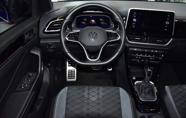 Volkswagen T-ROC R-Line ( 2023 Model ) in Blue Color GCC Specs