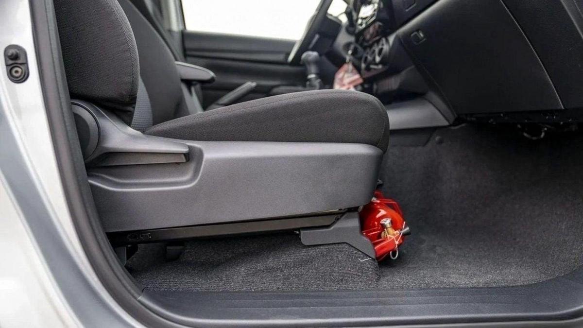 Toyota Hilux Toyota hilux 2.4L diesel mid option p.w MY24 for export only-6-6