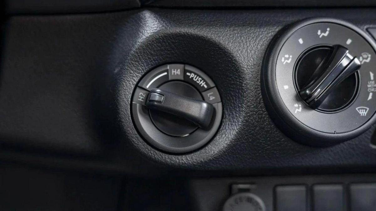 Toyota Hilux Toyota hilux 2.4L diesel mid option p.w MY24 for export only-10-10