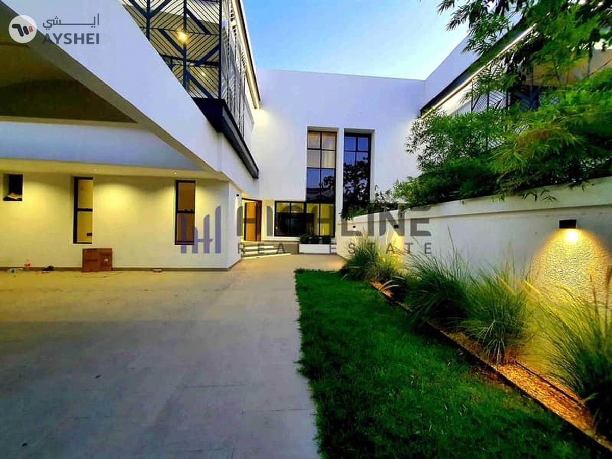 Exclusive 4-Bedroom Luxury Villa Near the Beach-29-29