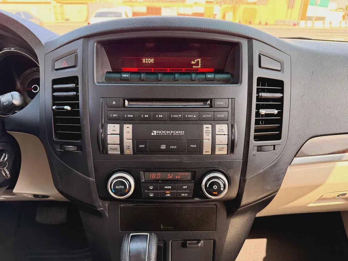 Mitsubishi Pajero GLS V6 3.8 Full Options 7 Seater 2014 Model GCC Specs With Partial Service History-15-15