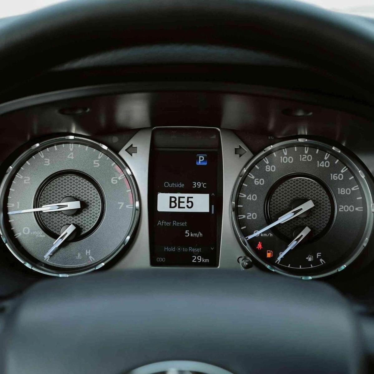 Toyota Hilux GLX AT 2.7L-6-6