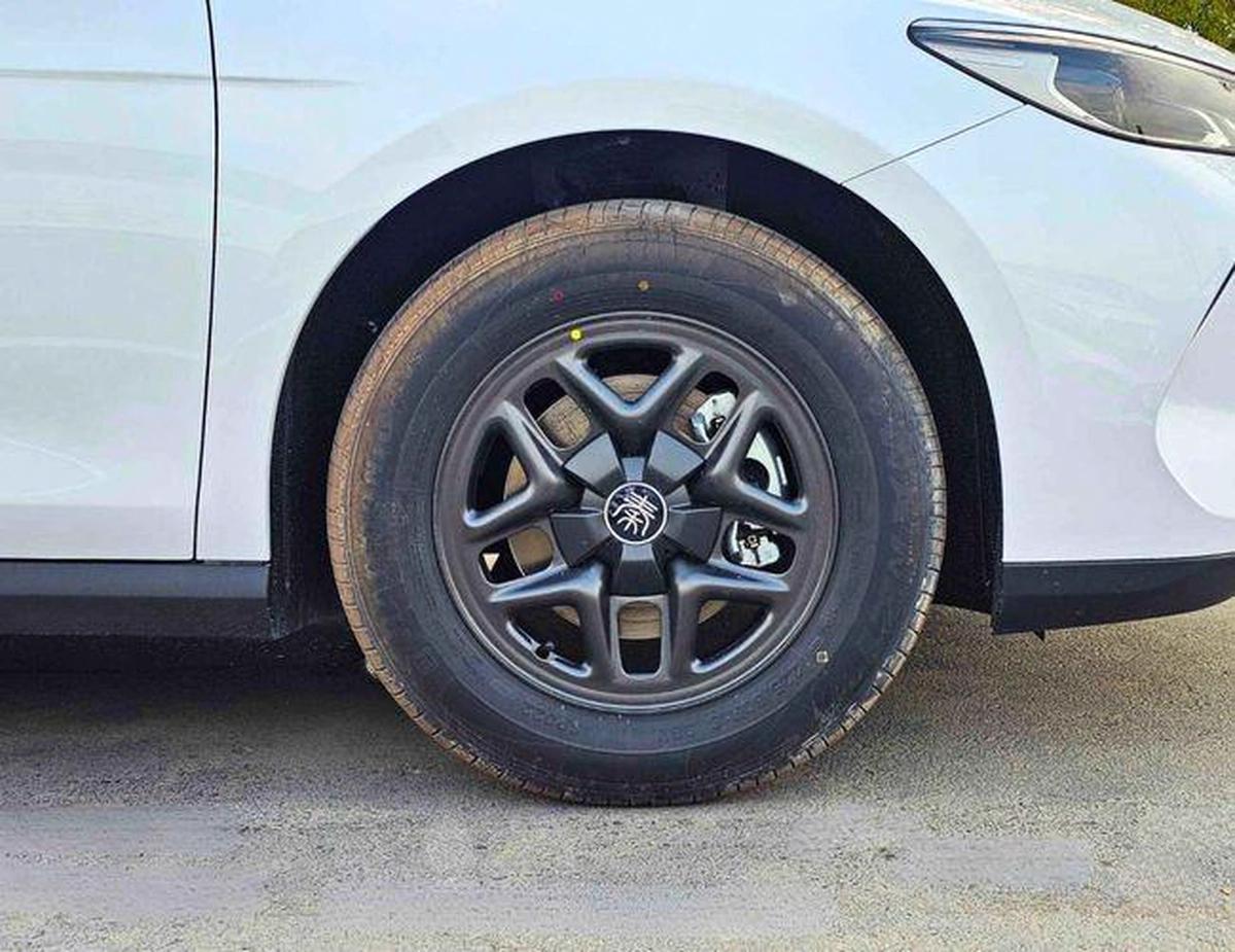 BYD QIN PLUS DMI 55 KM PLUG IN HYBRID/ 1.5L V4 PETROL / DVD +CAMERA / PUSH START / LEATHER SEATS (CODE # QINPDMI)-5-5