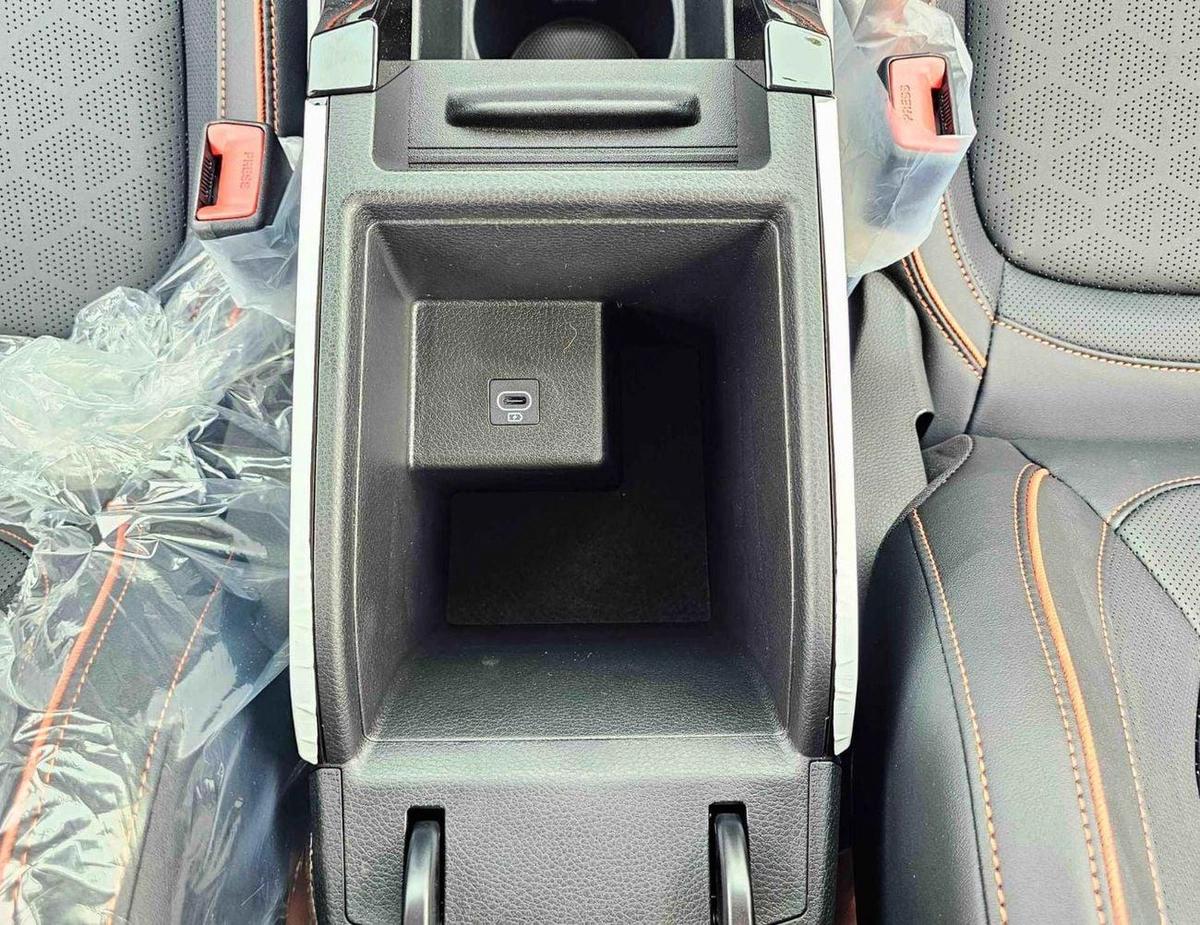 Kia Seltos CVT LUXURY/ DUAL TONE WITH BLACK ROOF / PANORAMIC ROOF/ 1.5L V4 PETROL CHINES SPECS (CODE#KSLL)-18-18