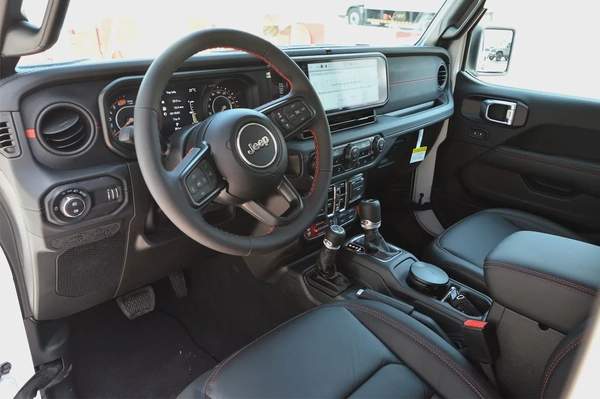DEALERSHIP 5 YRS WTY 3 YRS SP | 2025 JEEP WRANGLER 4DR RUBICON WHITE (2.0L) | BANK FINANCE | GCC