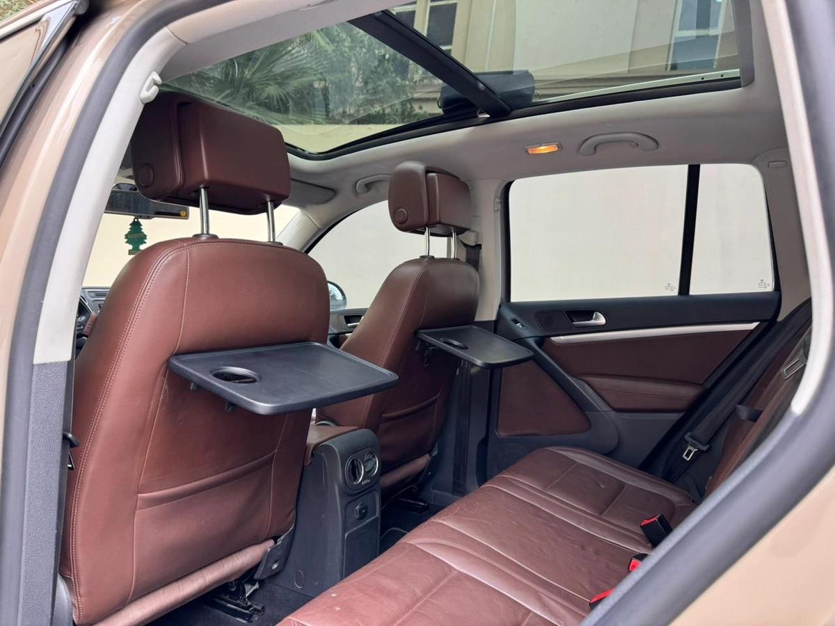 Gulf Specs 2013 VOLKSWAGEN TIGUAN SEL 2.0Litre TSI 4Motion Agency Maintained (Al Naboodah)-2-2