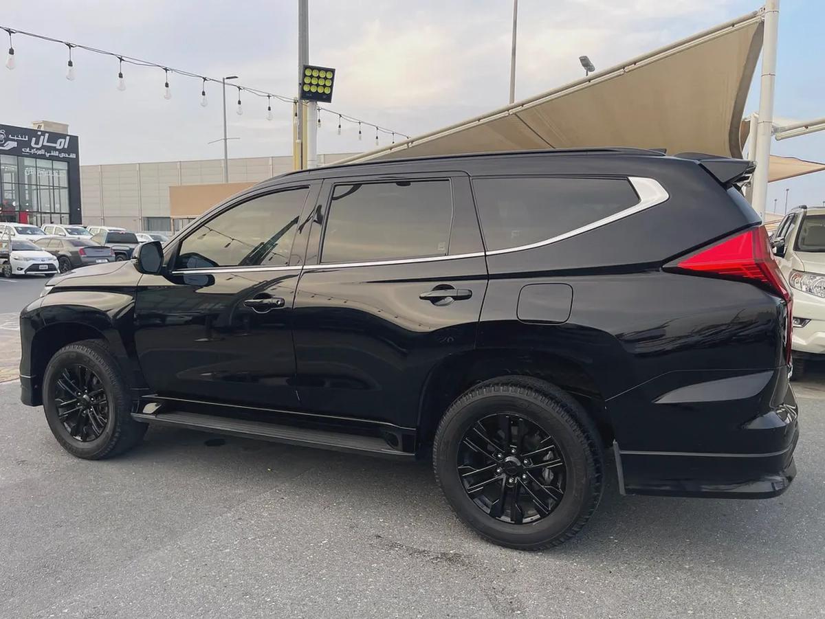 2023 Mitsubishi Montero Sport Signature Edition Black - GCC Specs-5-5