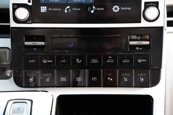 HYUNDAI STARIA 3.5L VIP 7 SEATER ROYAL EDITION