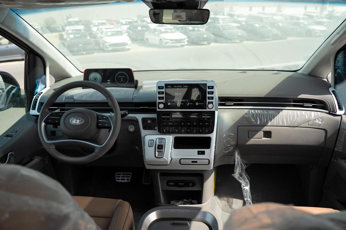 HYUNDAI STARIA 3.5L VIP 7 SEATER ROYAL EDITION-4-4