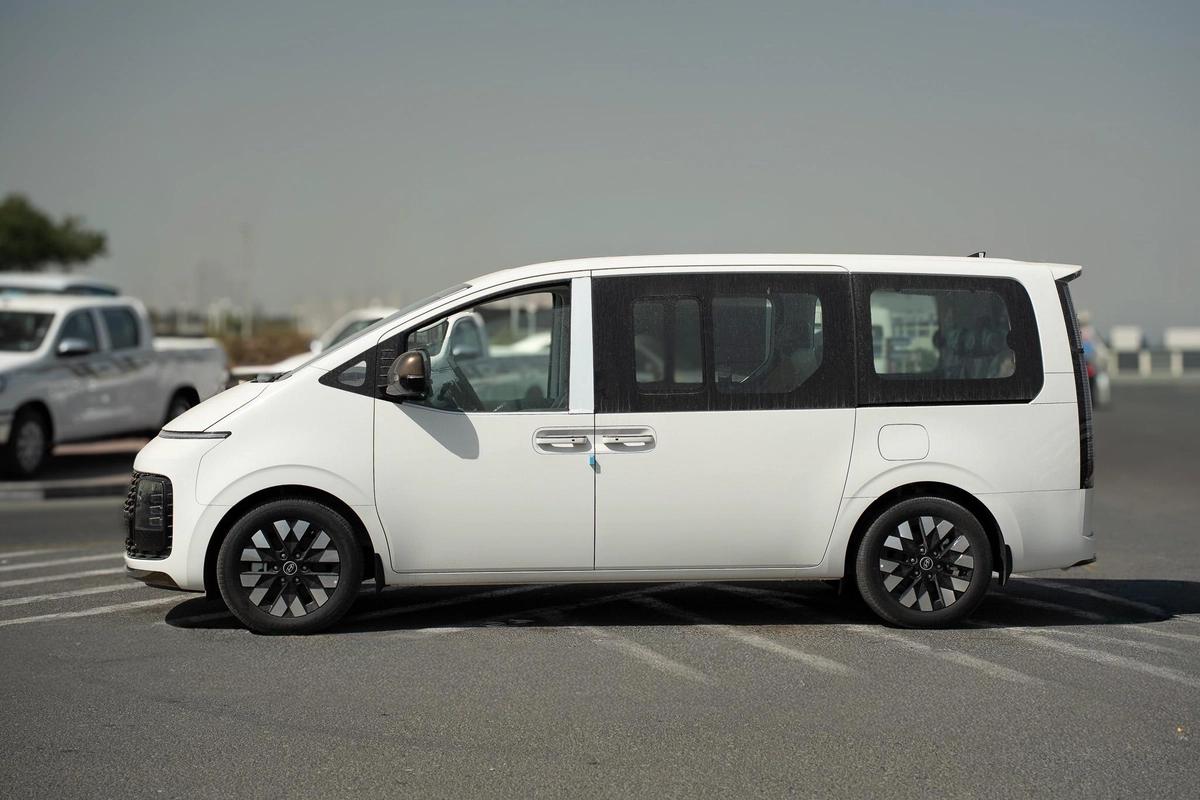 HYUNDAI STARIA 3.5L VIP 7 SEATER ROYAL EDITION-16-16