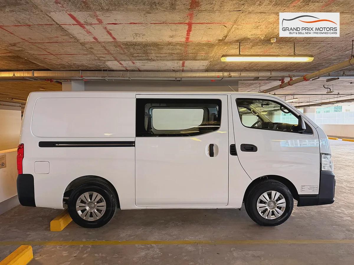 Nissan Urvan NV350 6 Seater Manual 2023 Model GCC Specs With Service History In Perfect Condition-3-3