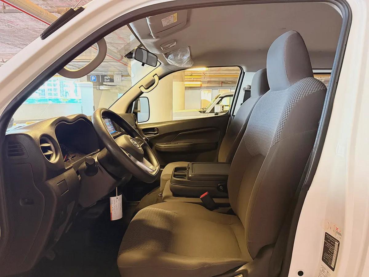 Nissan Urvan NV350 6 Seater Manual 2023 Model GCC Specs With Service History In Perfect Condition-8-8