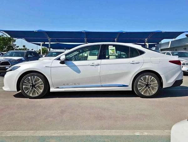 Toyota Camry LE / 2.5L V4 HYBRID / DRIVER PWR SEAT / PANORAMIC ROOF (CODE # LE)