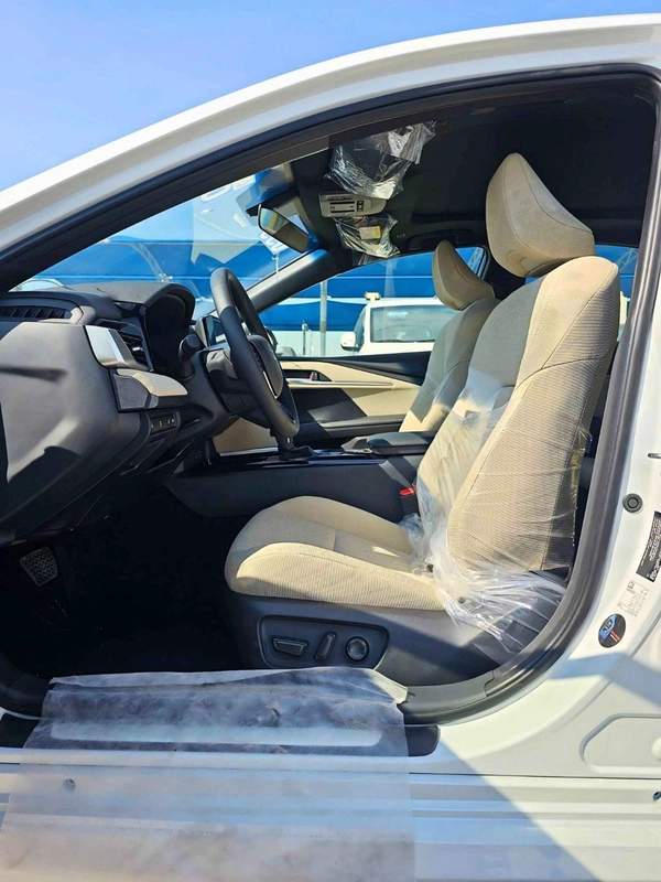 Toyota Camry LE / 2.5L V4 HYBRID / DRIVER PWR SEAT / PANORAMIC ROOF (CODE # LE)