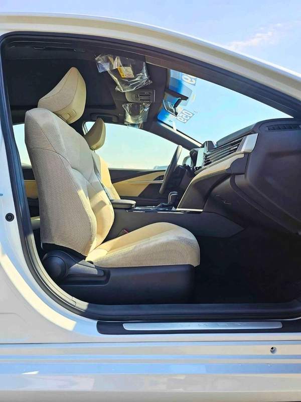 Toyota Camry LE / 2.5L V4 HYBRID / DRIVER PWR SEAT / PANORAMIC ROOF (CODE # LE)