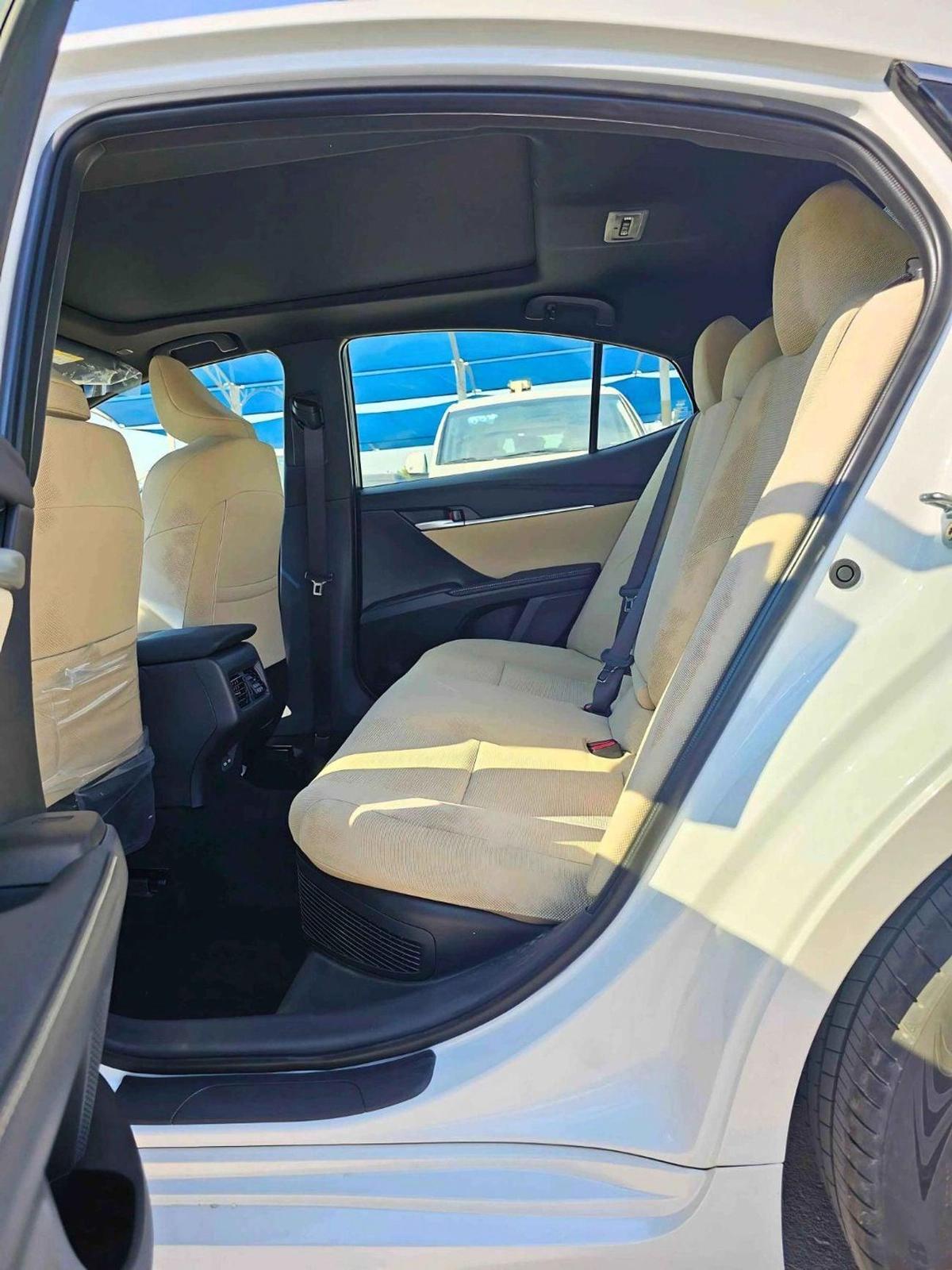 Toyota Camry LE / 2.5L V4 HYBRID / DRIVER PWR SEAT / PANORAMIC ROOF (CODE # LE)-7-7