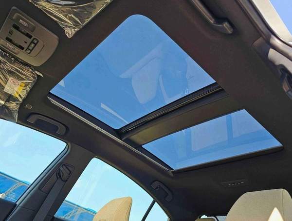 Toyota Camry LE / 2.5L V4 HYBRID / DRIVER PWR SEAT / PANORAMIC ROOF (CODE # LE)